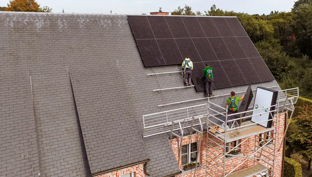 IZEN installateurs plaatsen zonnepanelen op een woning in 2024